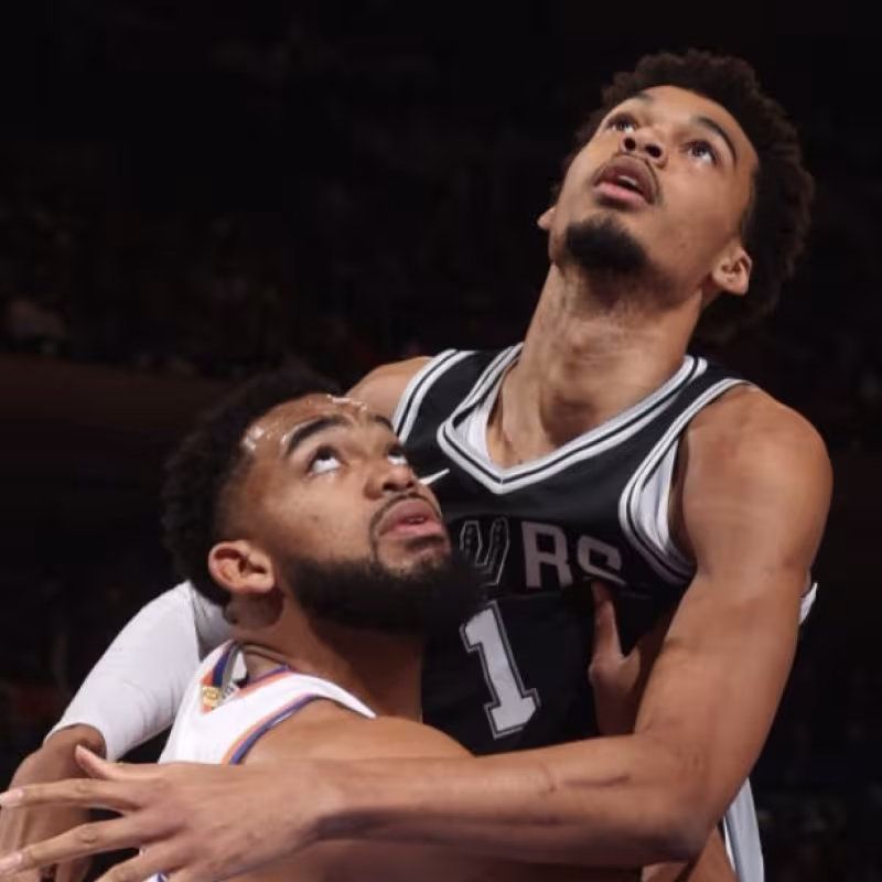 Karl-Anthony Towns vs. Victor Wembanyama en el Knicks-Spurs de Navidad. 
