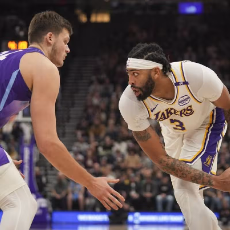 Anthony Davis, defendido por Walker Kessler