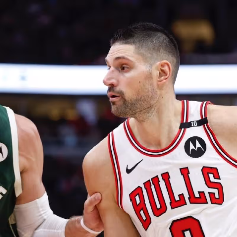 Nikola Vucevic, defendido por Brook Lopez