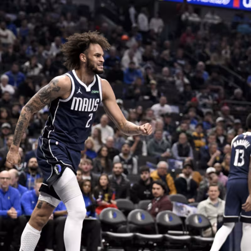 Dereck Lively, jugador de Dallas Mavericks, lesionado.