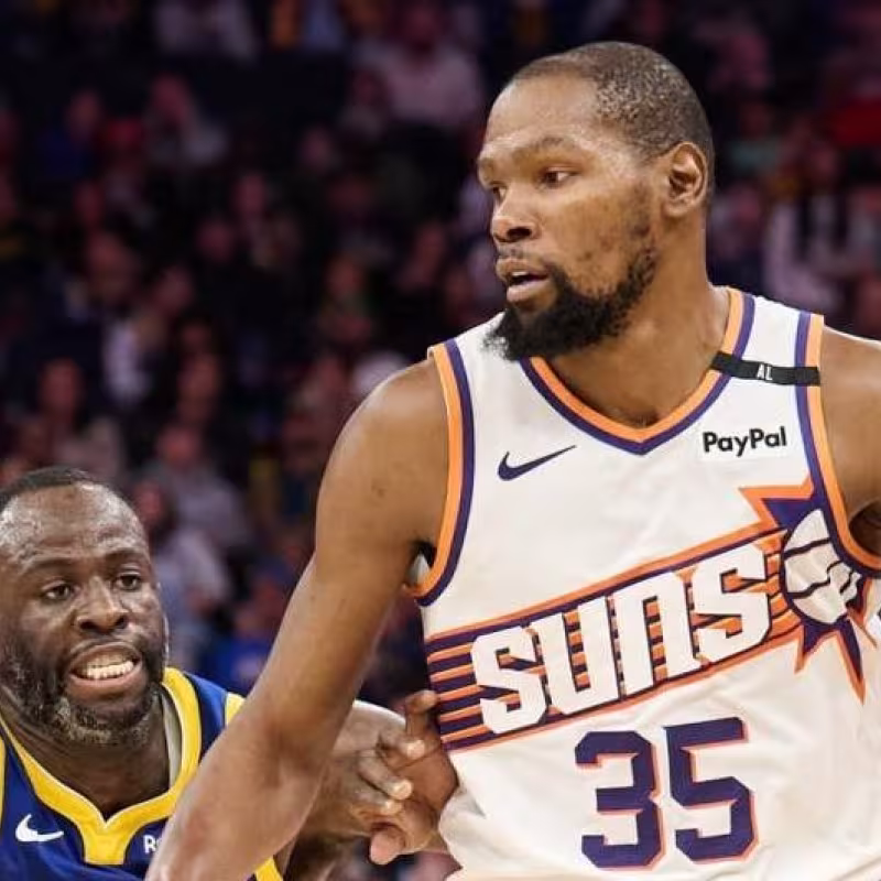 Kevin Durant, defendido por Draymond Green