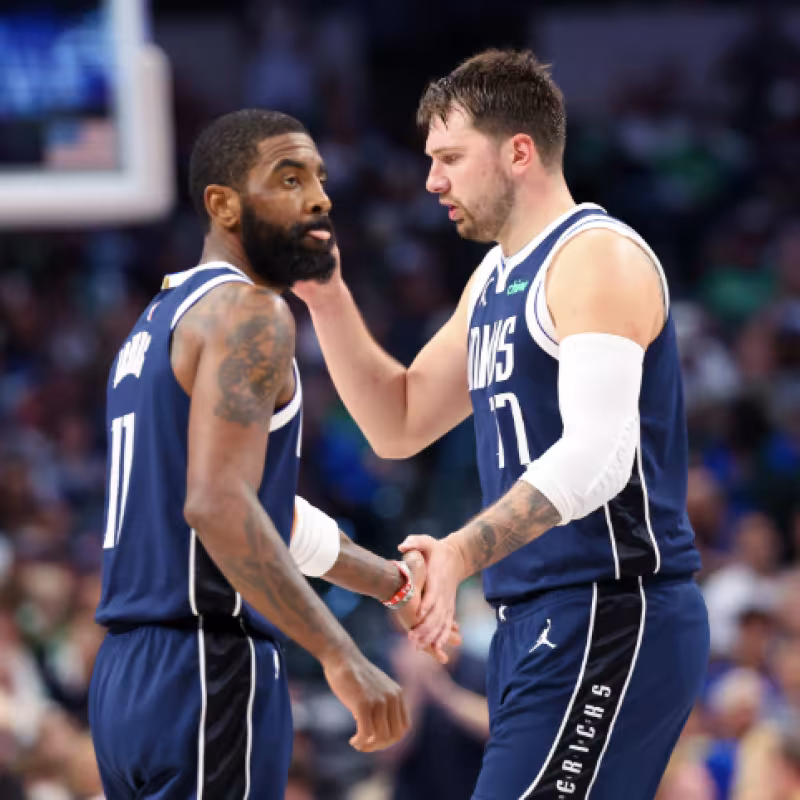 Kyrie Irving y Luka Doncic, estrellas de Dallas Mavericks.