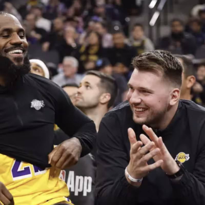 Luka Doncic, estrella de Los Angeles Lakers, junto a LeBron James. 