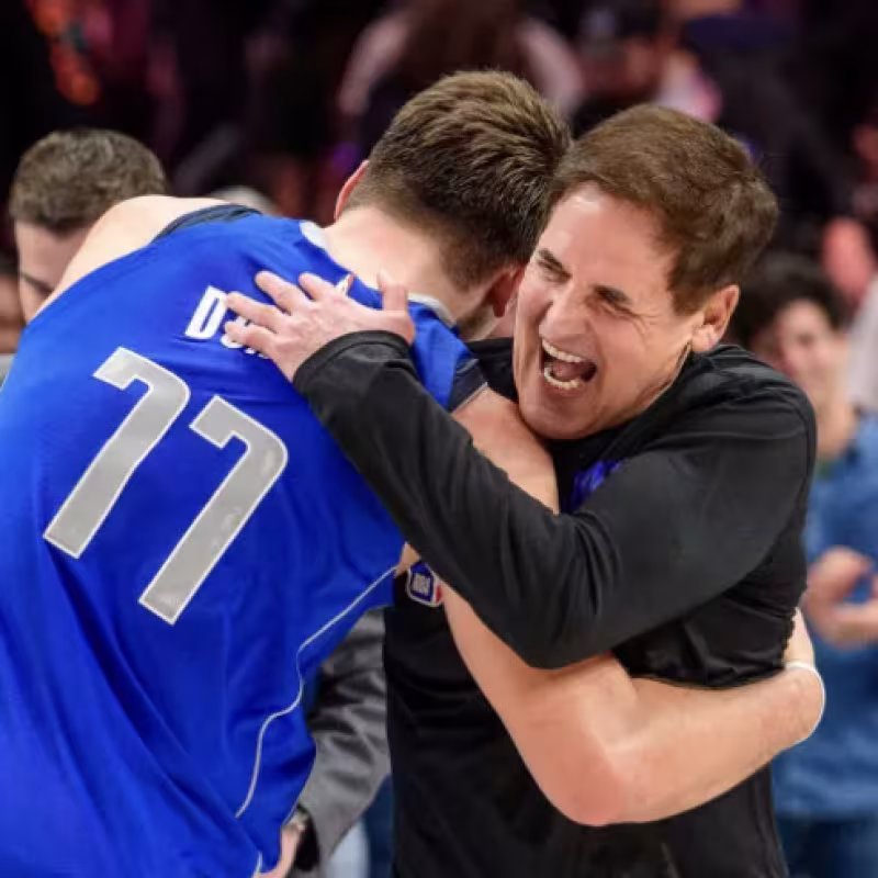 Mark Cuban, abrazando a Luka Doncic.