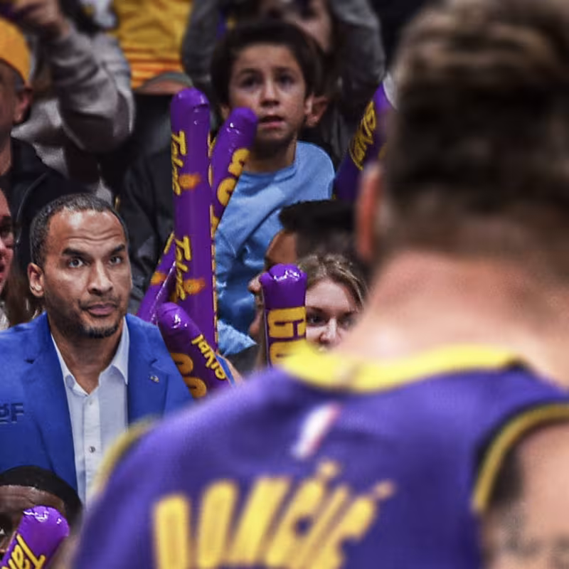 Nico Harrison, viendo en directo a Luka Doncic en el Mavs-Lakers.