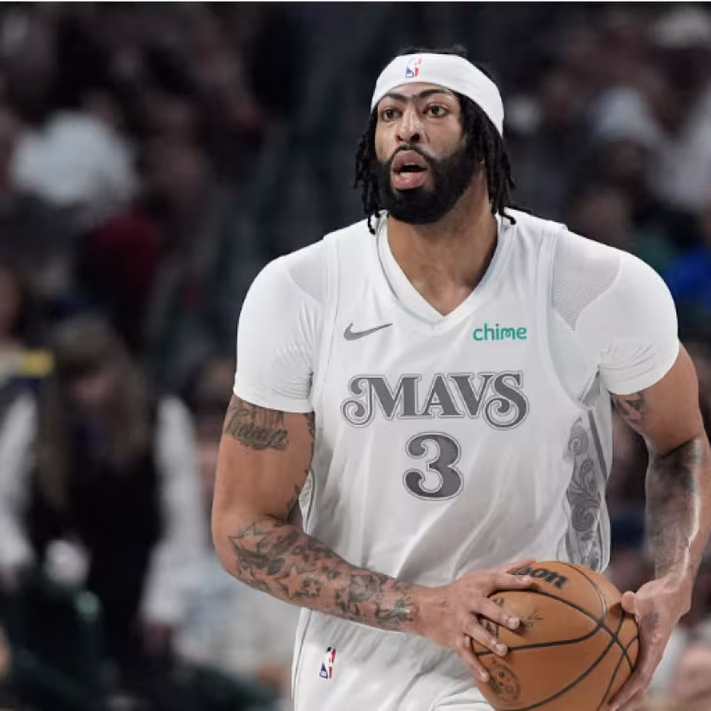 Anthony Davis estaría más cerca de regresar a jugar con los Mavs. 