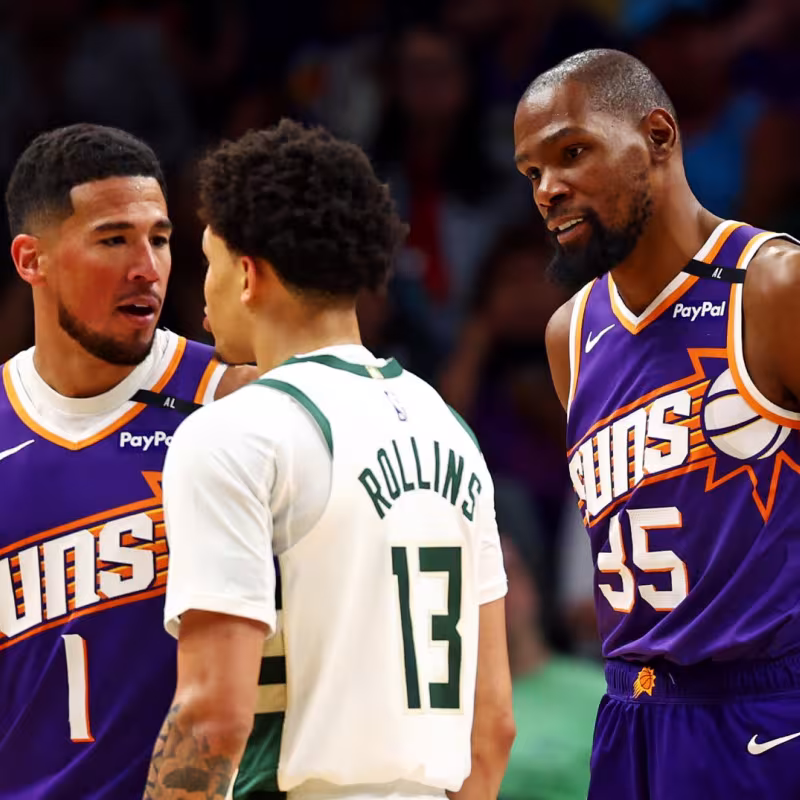 Devin Booker y Kevin Durant, encarándose con Ryan Rollins