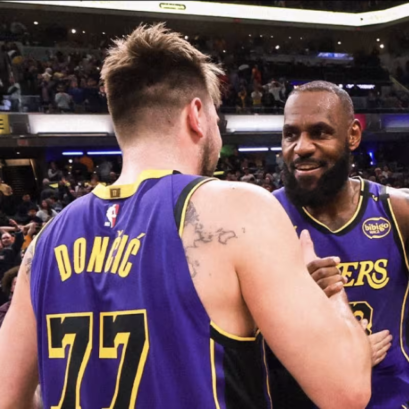 LeBron James, estrella de Los Angeles Lakers, celebra el triunfo junto a Luka Doncic.
