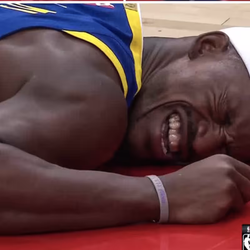 Jimmy Butler, lesionado tras la cerdada de Amen Thompson. 