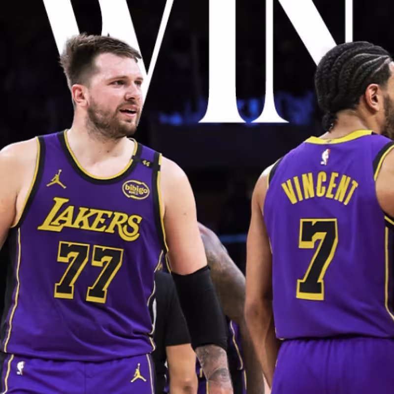 Luka Doncic, junto a Gabe Vincent, en el triunfo de Lakers ante Rockets. 