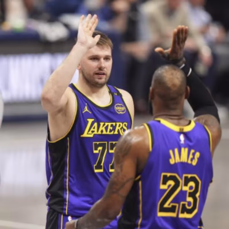 Luka Doncic y LeBron James, estrellas de Los Angeles Lakers. 
