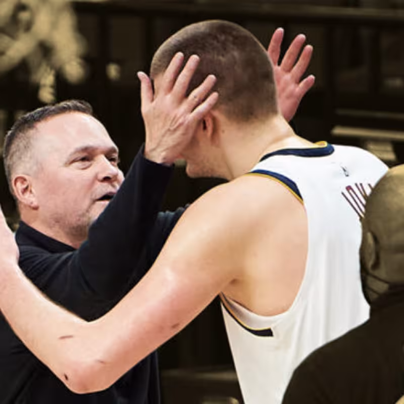Mike Malone embracing Nikola Jokic: it was another time for the Nuggets.