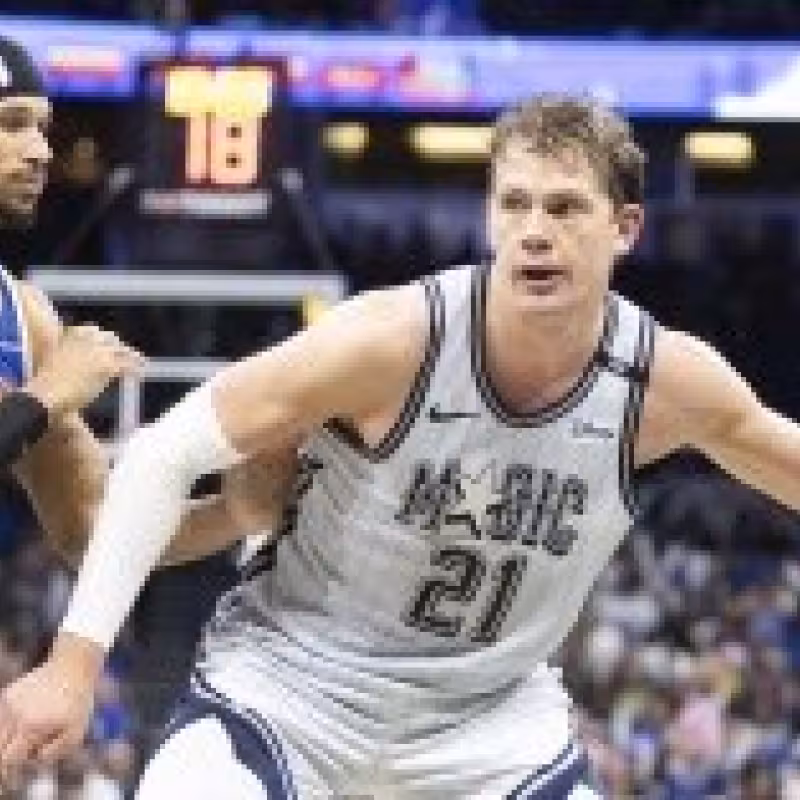 Mo Wagner, defendido por Josh Hart