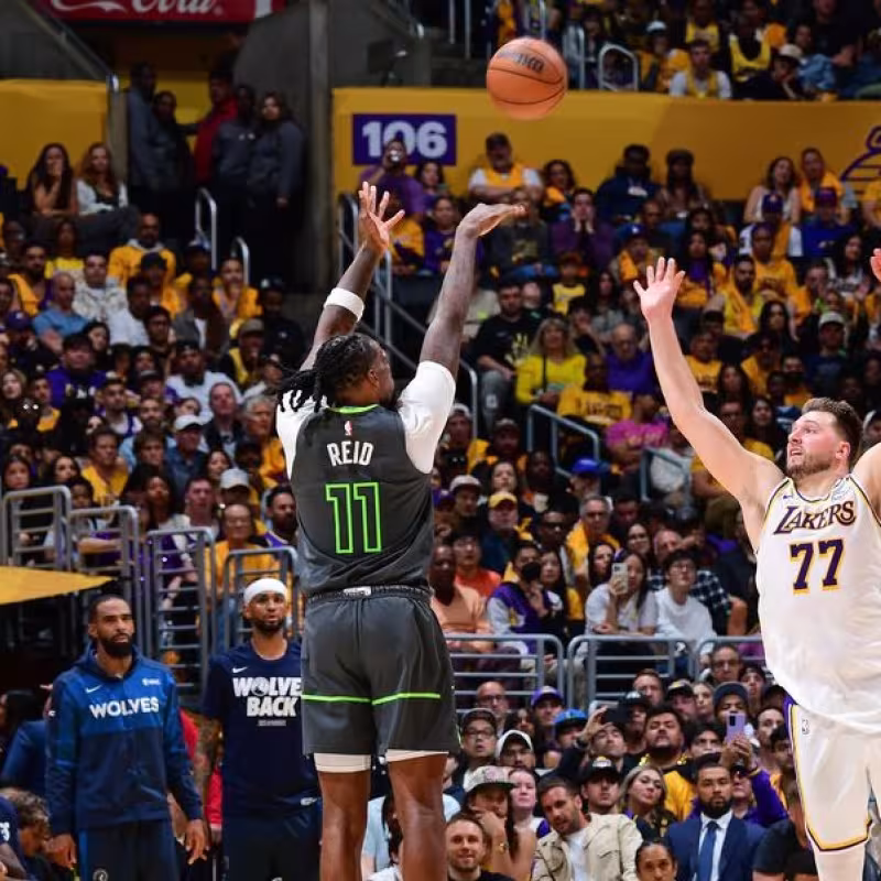 Naz Reid, lanzando un triple en la cara de Luka Doncic