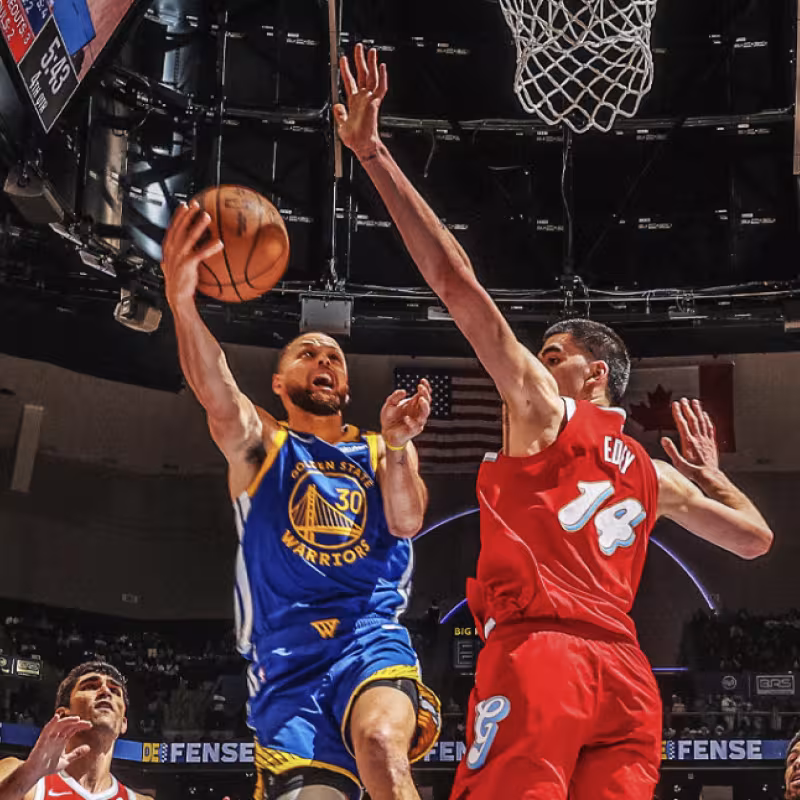 Stephen Curry le clavó 52 puntos a Memphis Grizzlies. 
