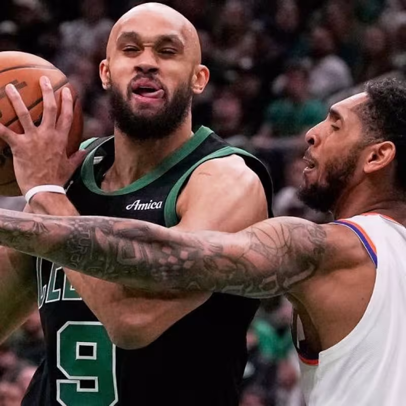 Derrick White, defendido por Cam Payne