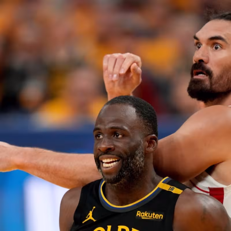 Steven Adams, defendido por Draymond Green