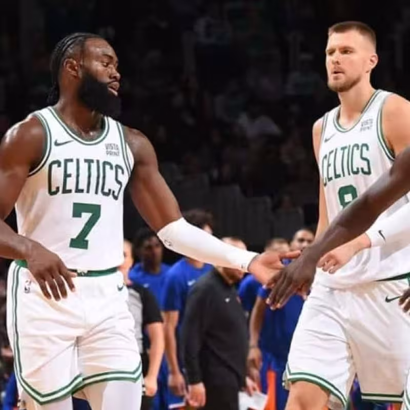 Jaylen Brown, Kristaps Porzingis y Jrue Holiday