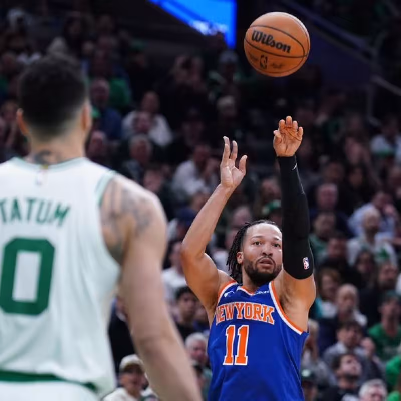 Jalen Brunson lanzando a canasta ante la atenta mirada de Jayson Tatum