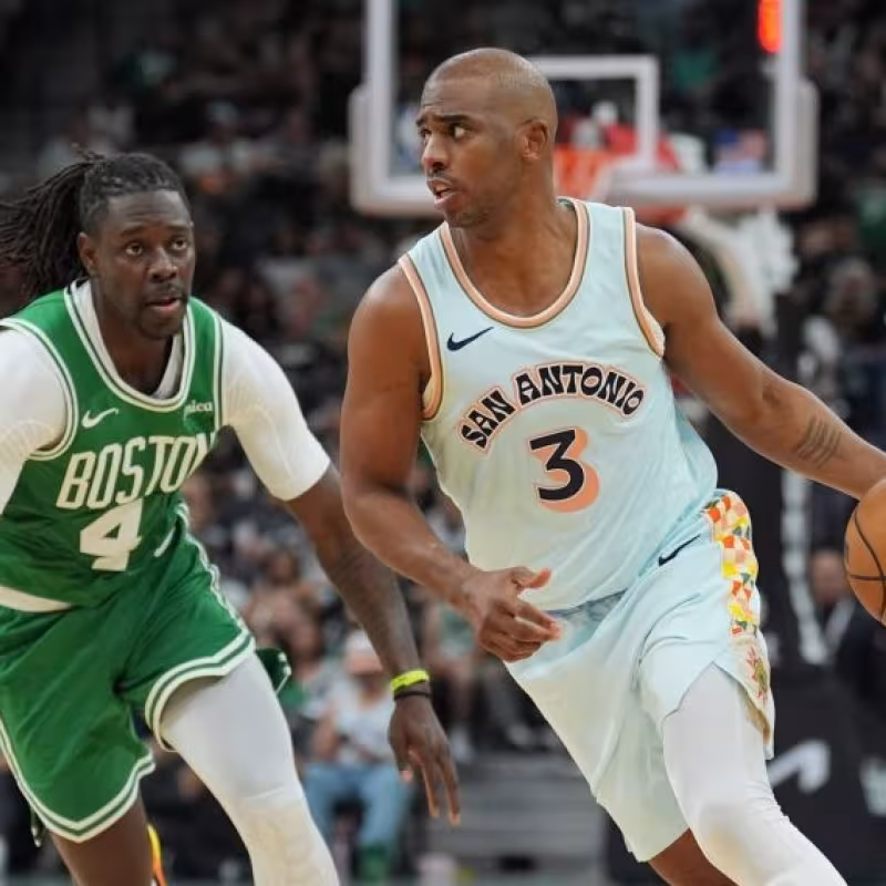 Chris Paul, defendido por Jrue Holiday