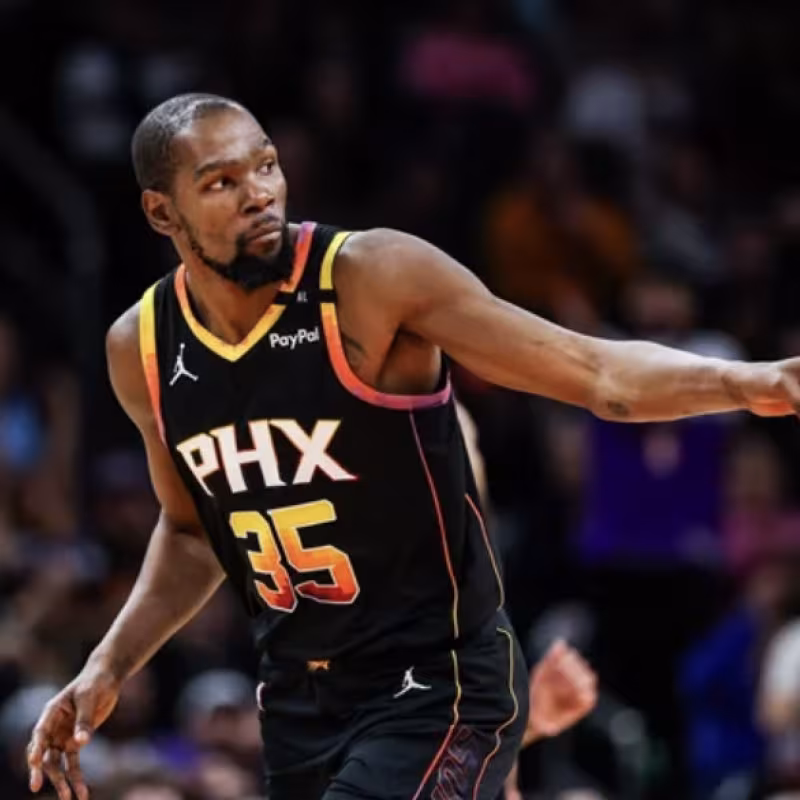 Kevin Durant, NBA star engulfed in rumors.