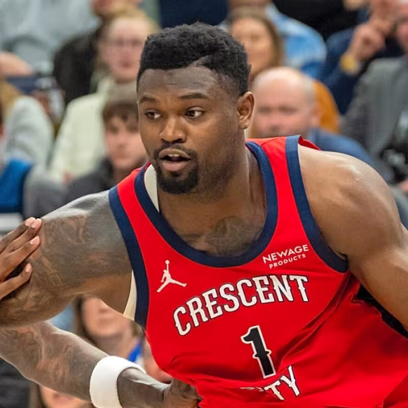 Zion Williamson, luchando con Naz Reid
