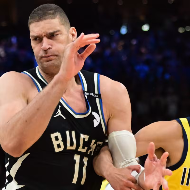 Brook Lopez, peleando por una posesión con Tyrese Haliburton