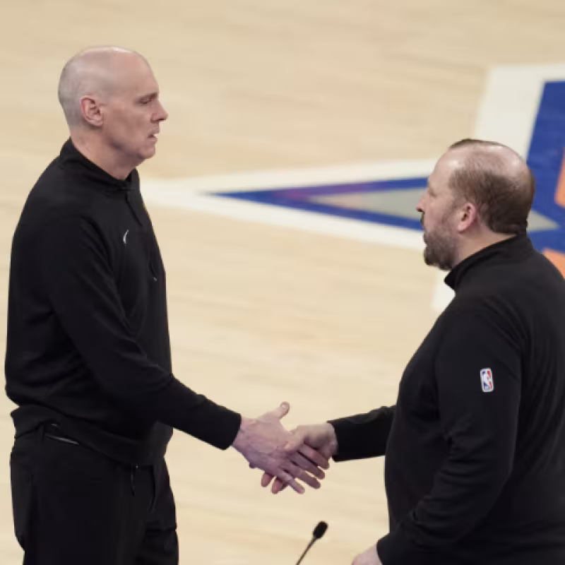 Rick Carlisle, saludando a Tom Thibodeau. 