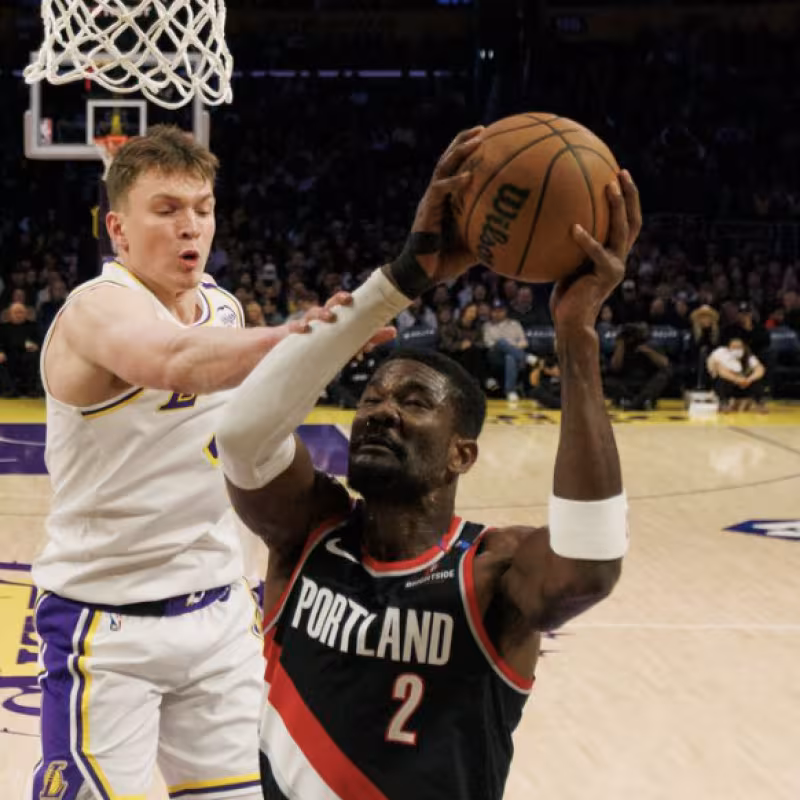 DeAndre Ayton could end up playing for the Los Angeles Lakers.