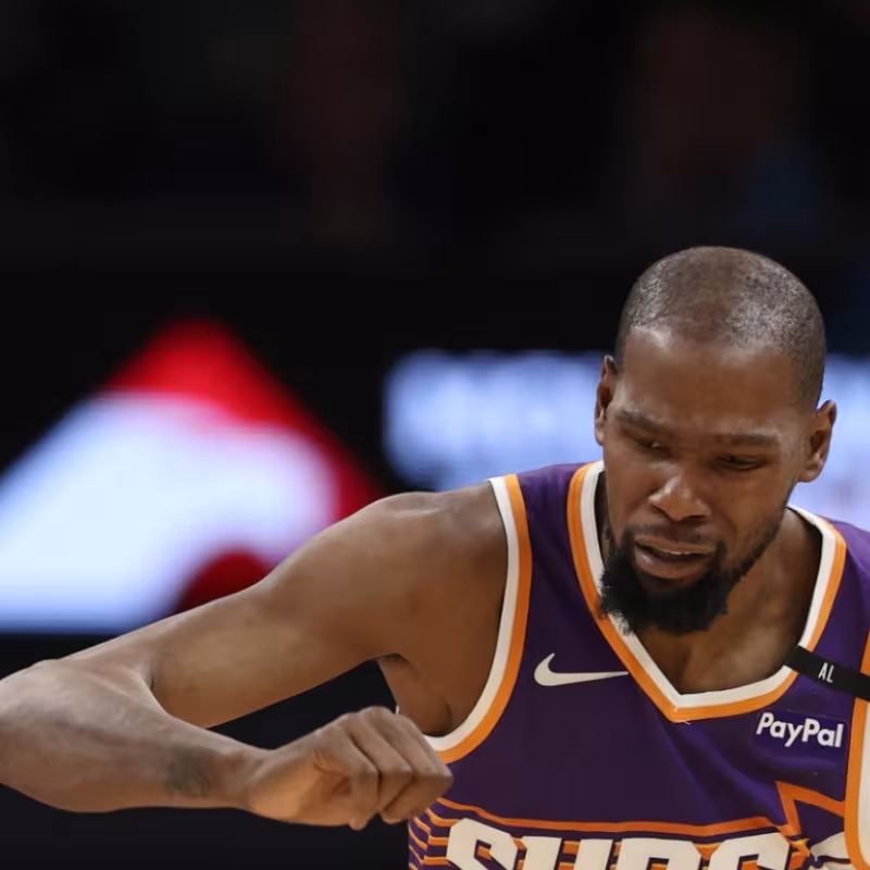 Giannis Antetokounmpo y Kevin Durant, en pleno partido