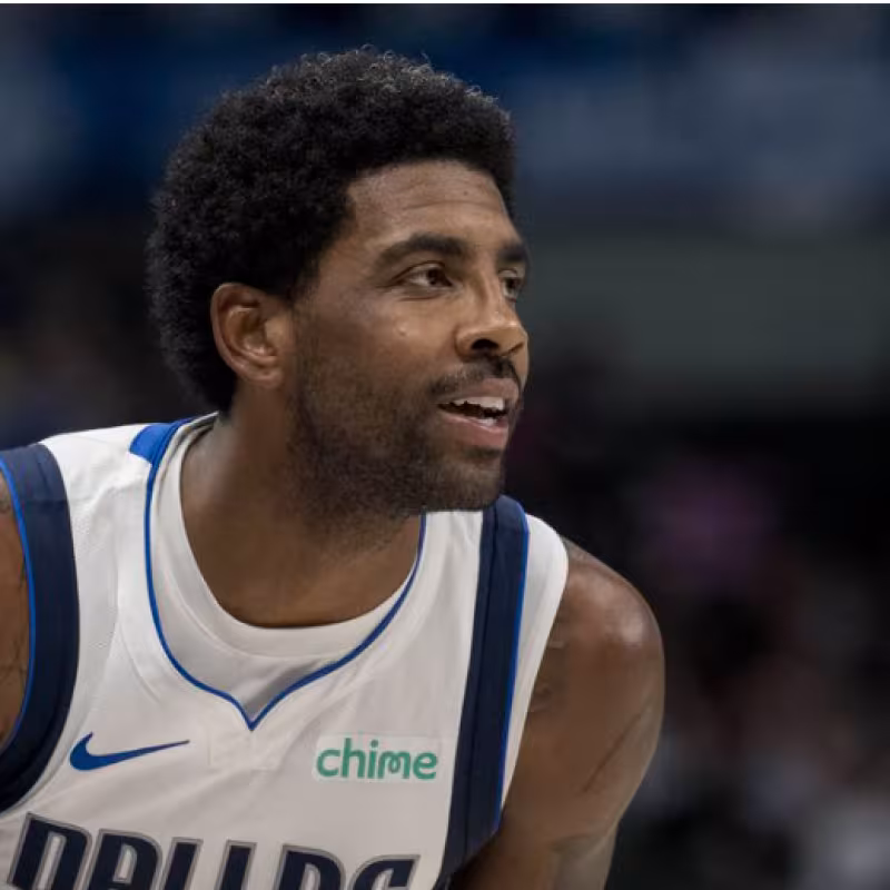 Kyrie Irving continuará en Dallas Mavericks. 
