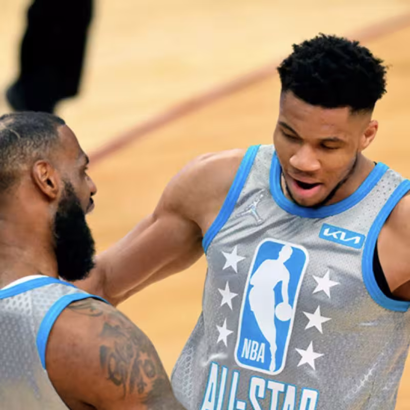 LeBron y Anteto, durante un All-Star Game. 