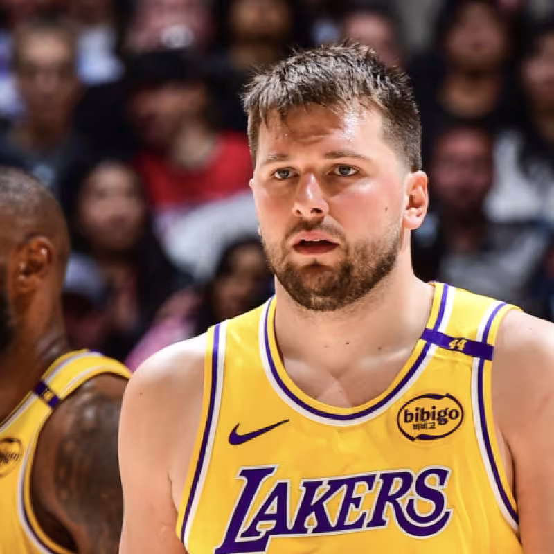LeBron James y Luka Doncic, estrellas de Los Angeles Lakers. 
