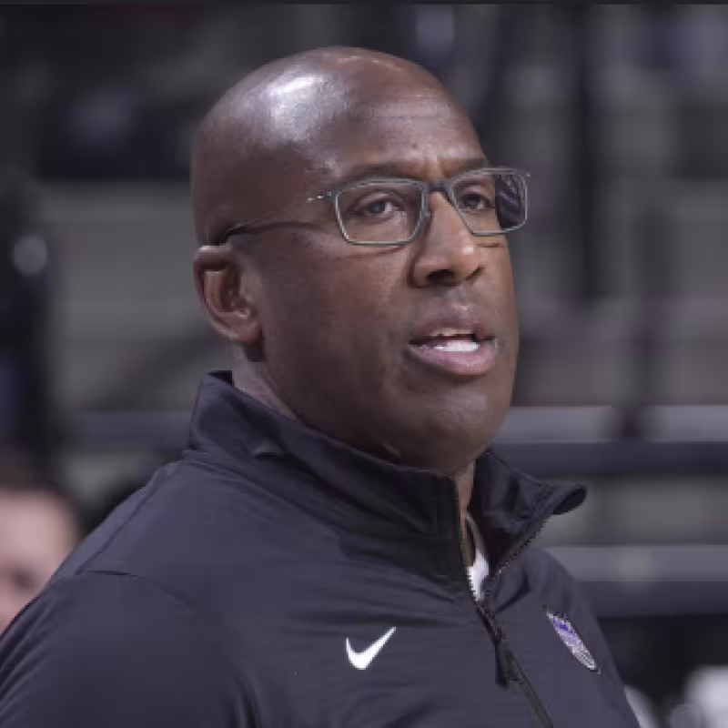 Mike Brown, posible entrenador de los Knicks. 
