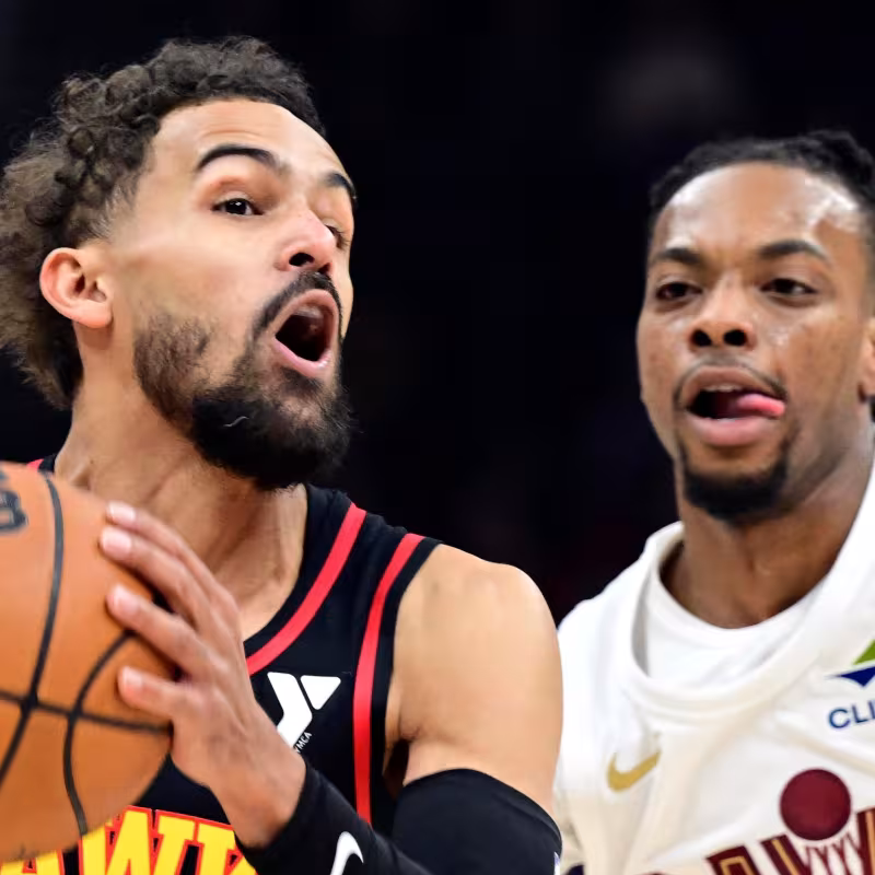 Trae Young, defendido por Darius Garland