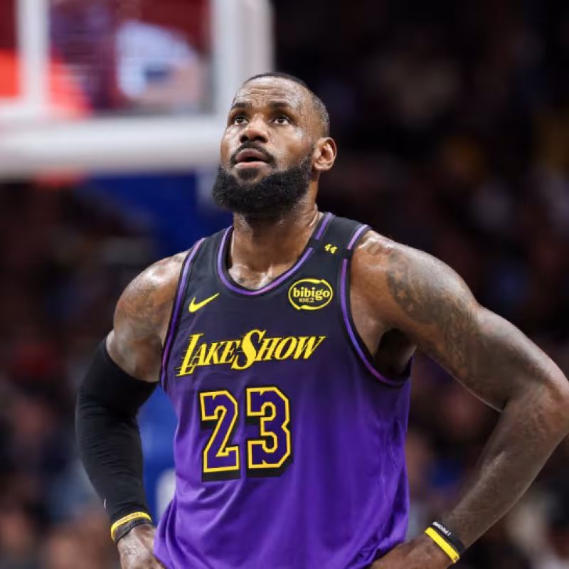 LeBron James sigue envuelto en rumores NBA.