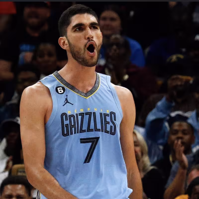 Santi Aldama renews his contract with the Grizzlies.