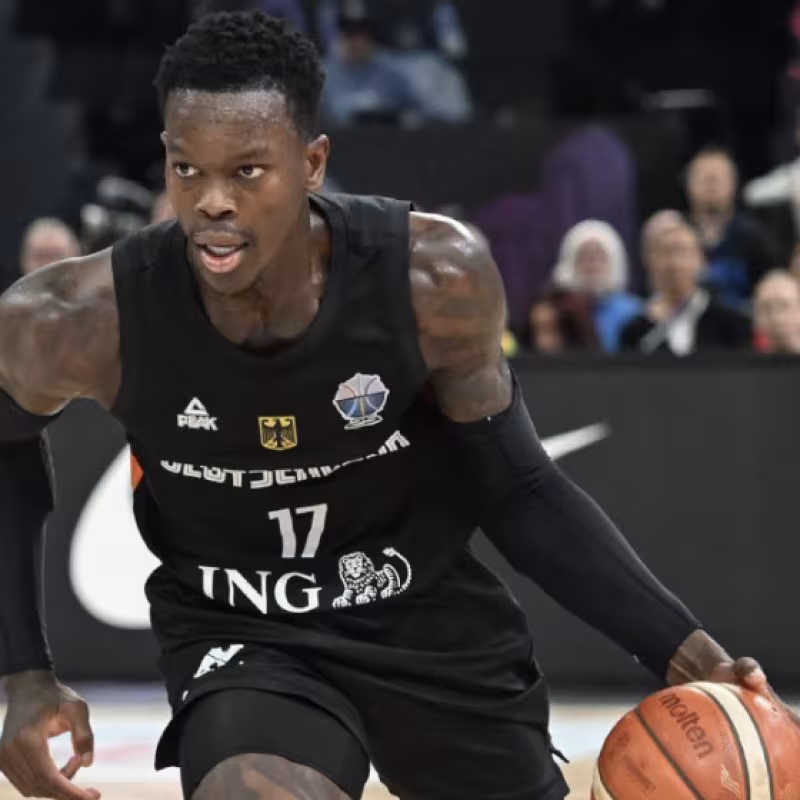 Dennis Schroder fue objetivo de gritos racistas.