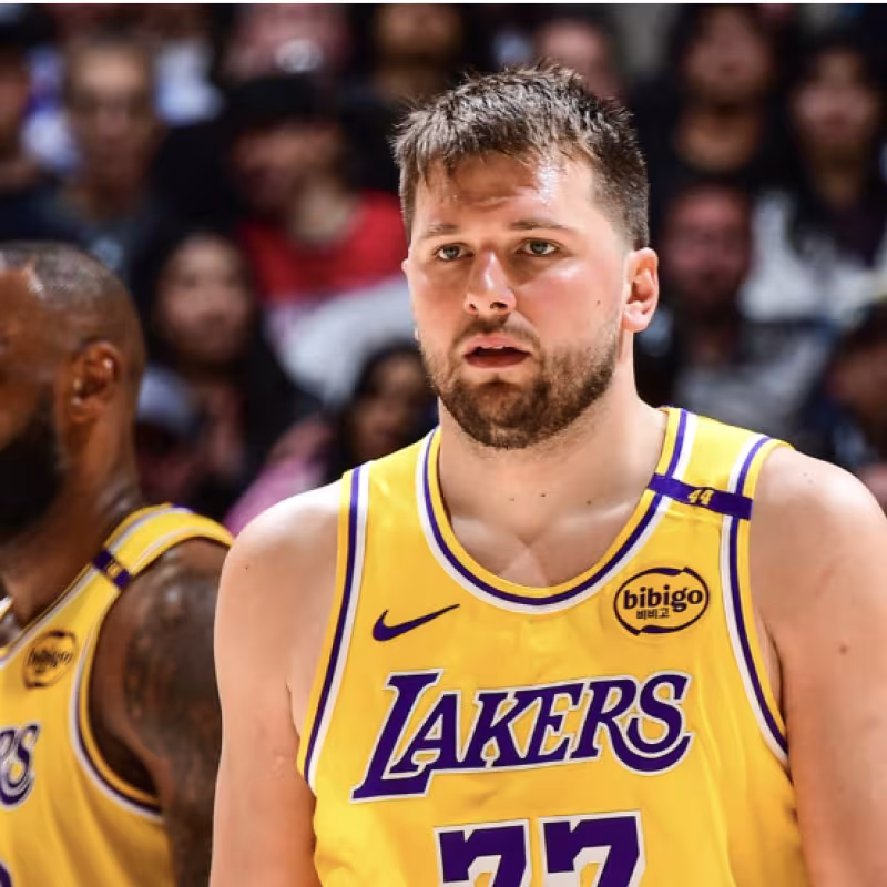 LeBron James y Luka Doncic, compañeros de Los Angeles Lakers. 