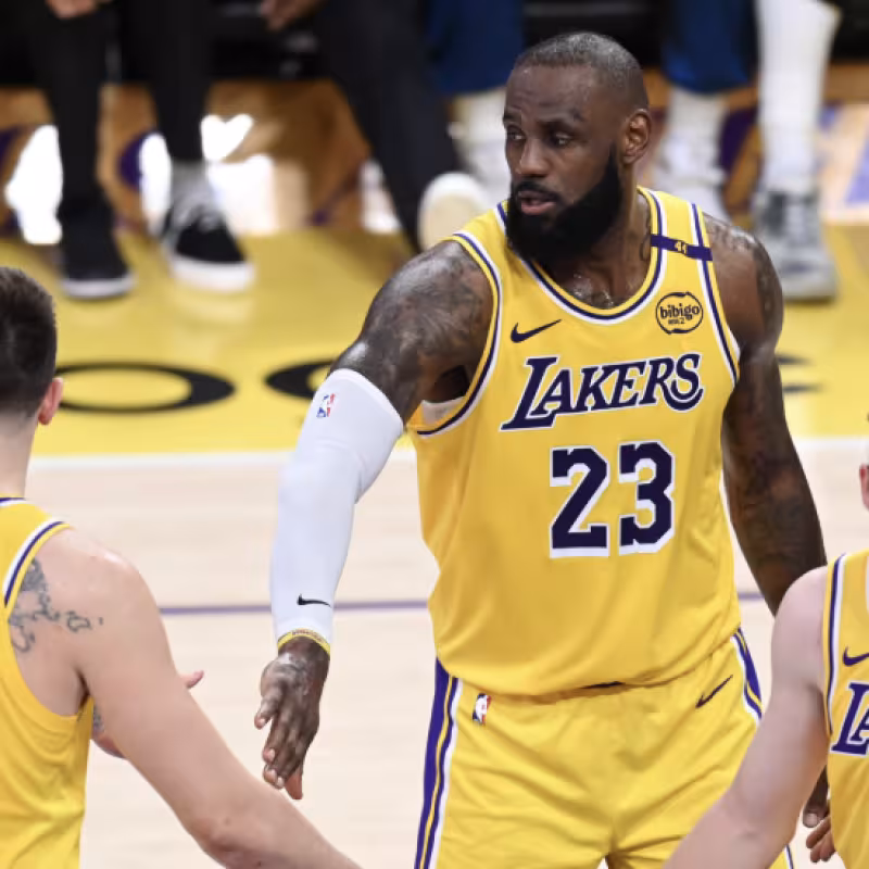 Los Angeles Lakers buscan movimientos en el mercado NBA. 