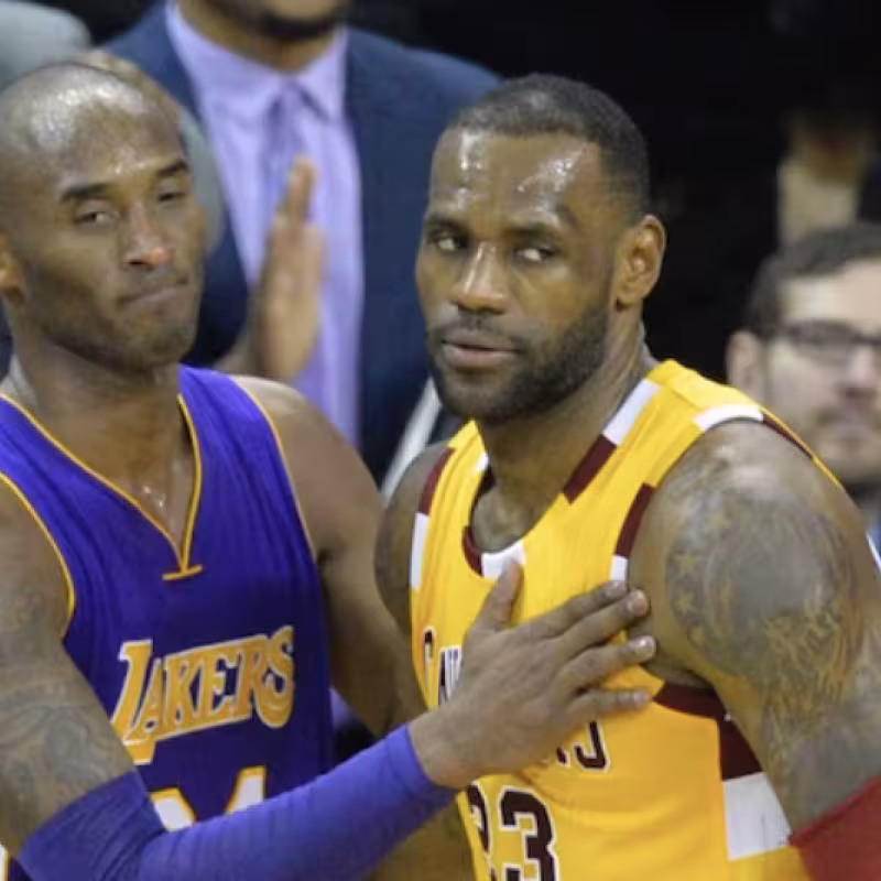 LeBron James y Kobe Bryant, 2 de los mejores anotadores de la historia de la NBA.