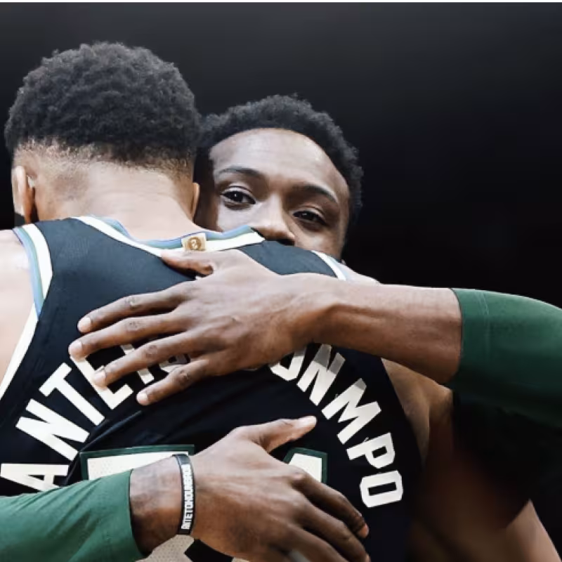 Thanasis Antetokounmpo, junto a Giannis Antetokounmpo. 