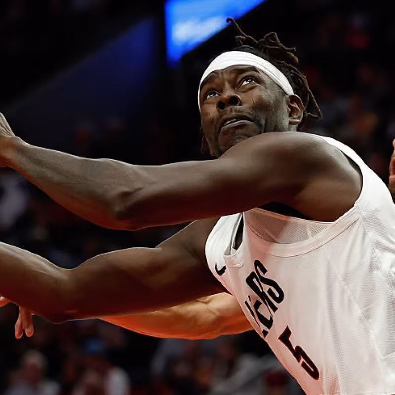 Jrue Holiday, defendido por Stephen Curry