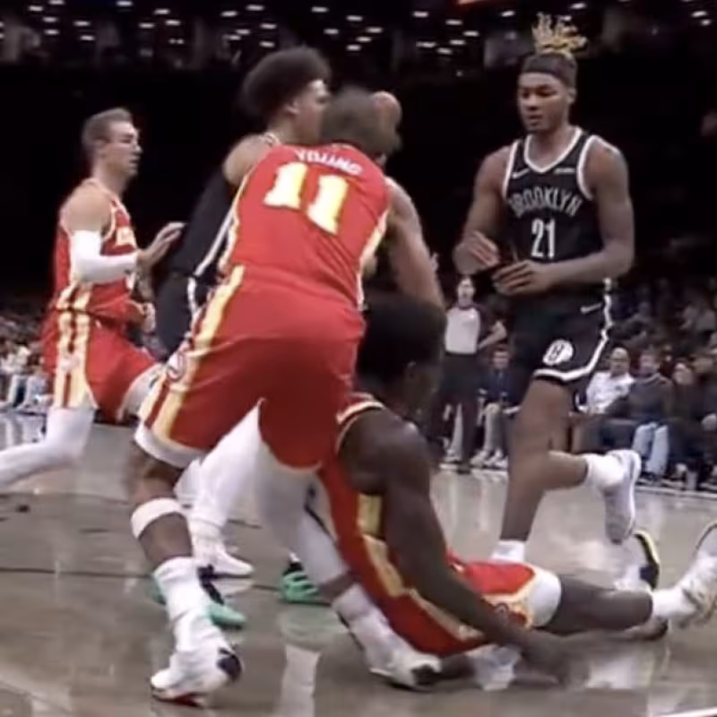 Trae Young se lesionó la rodilla ante Brooklyn Nets