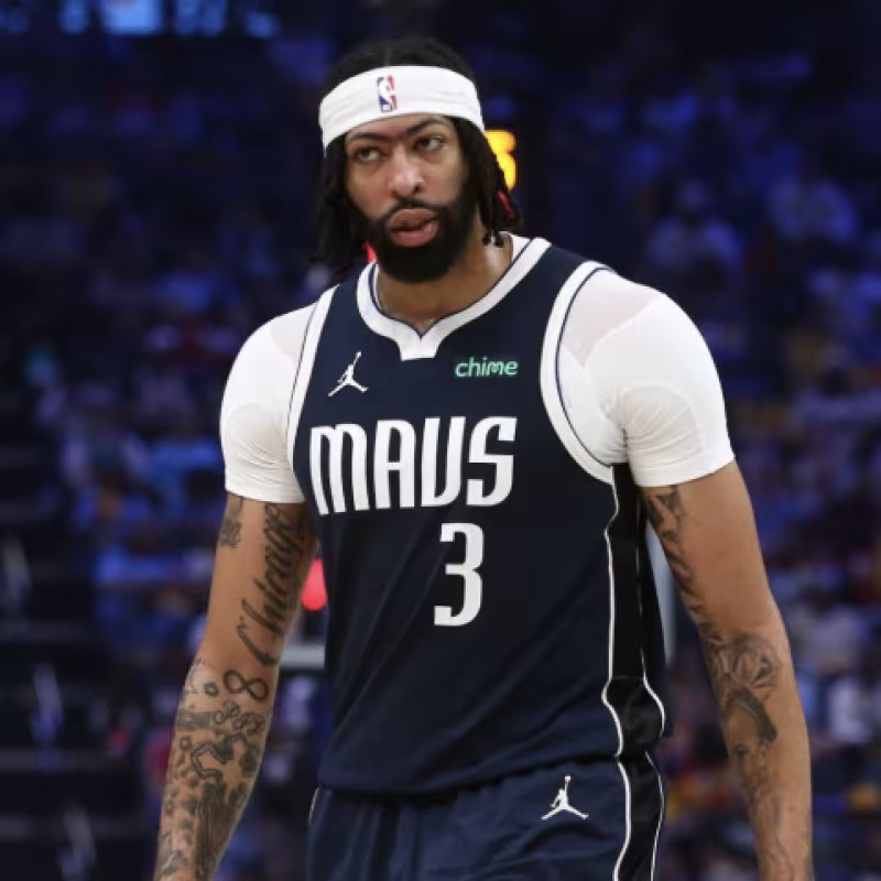 Anthony Davis, wrapped up in NBA rumors to leave Dallas Mavericks.