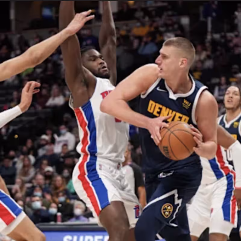 Cade Cunningham defiende a Nikola Jokic en un Nuggets-Pistons