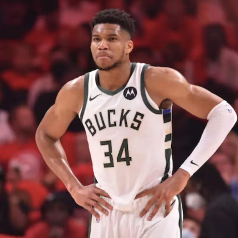 Todo en la NBA gira en torno a Giannis Antetokounmpo en estos momentos.