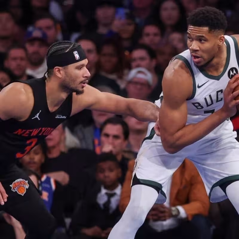 Giannis Antetokounmpo, defendido por Josh Hart