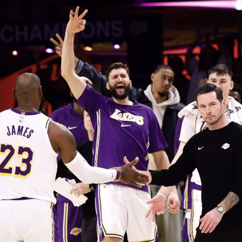 LeBron James lideró junto a Luka Doncic el triunfo de los Lakers ante los Kings