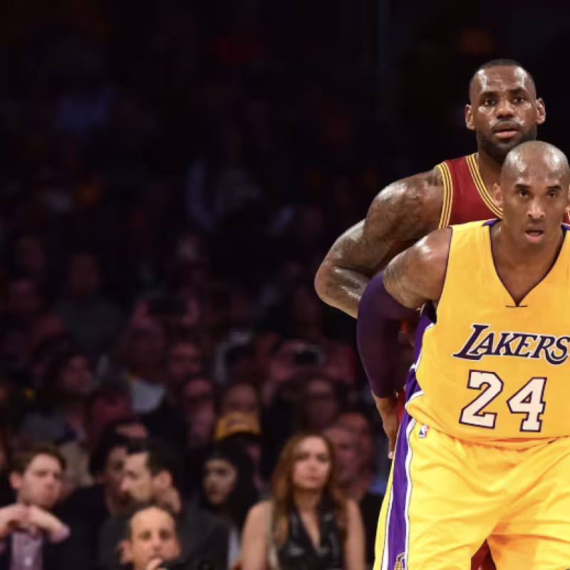 LeBron James, defendiendo a Kobe Bryant: 2 de los mejores de la historia de la NBA